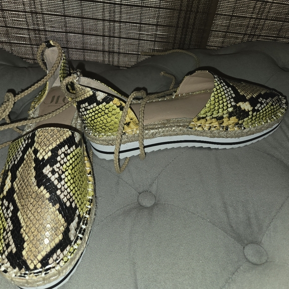 JLo Jennifer Lopez yellow beige snakeskin wedge espadrilles sandals shoes 8M - Picture 5 of 5